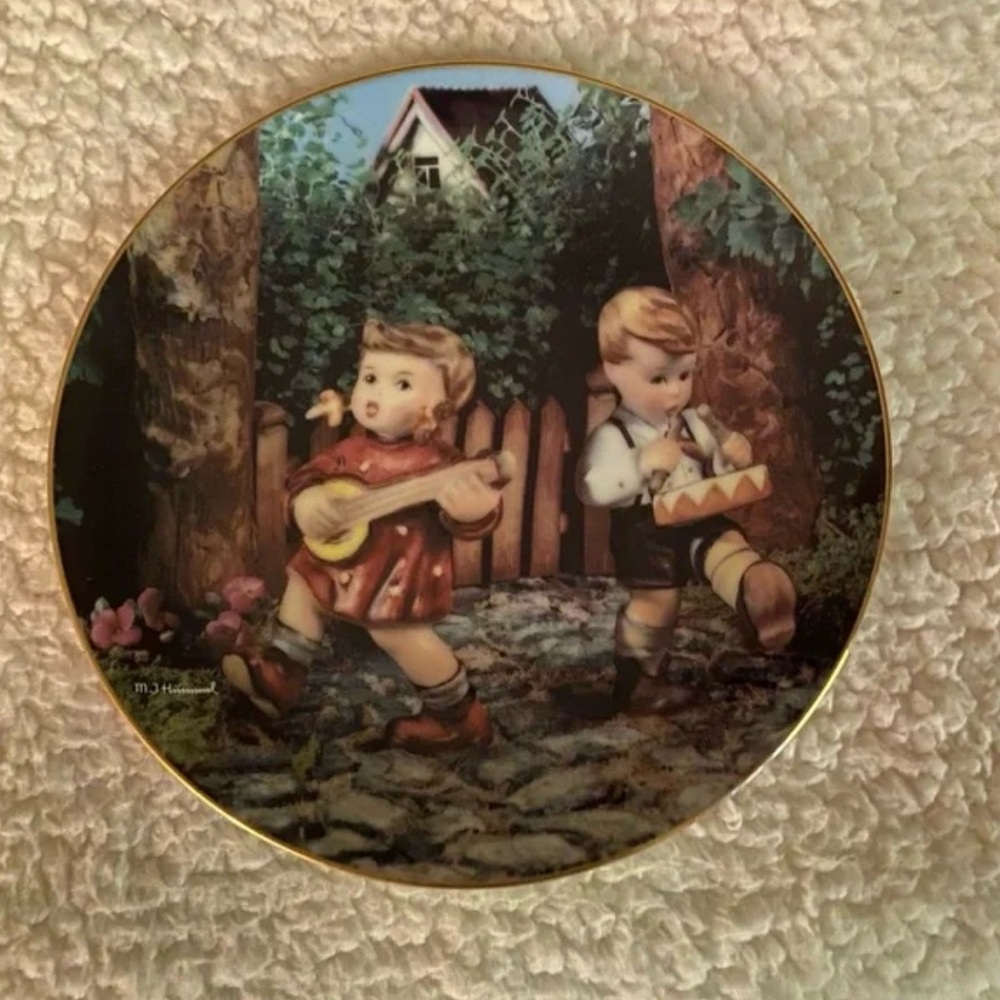 Danbury Mint MJ Hummel Little Companions Private Parade Decorative Plate